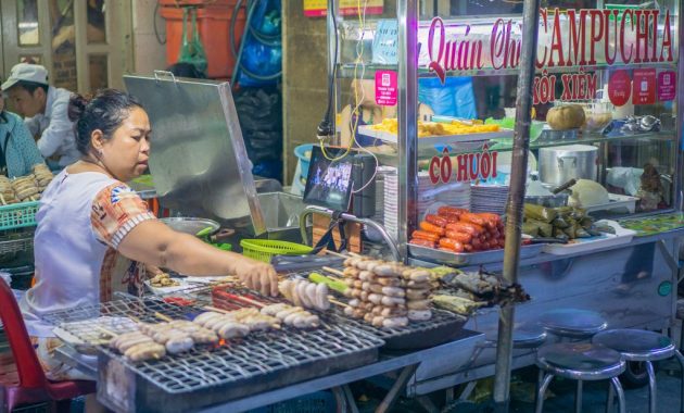 Selling Cloud Based Solutions in a Competitive Market